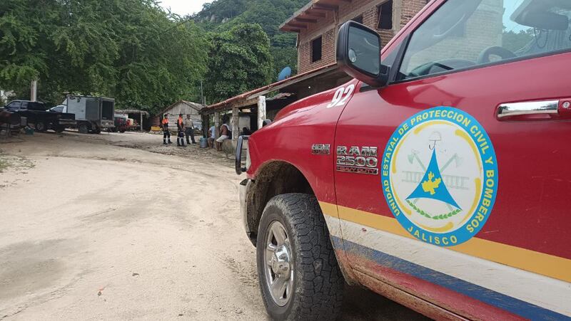 Elementos de la Unidad Estatal de Protección Civil y Bomberos realizan un seguimiento puntual de la tormenta.