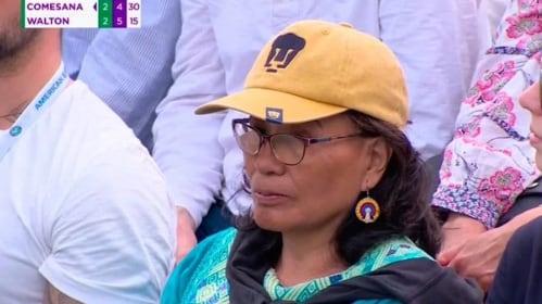 Aficionada se hace viral tras aparecer en la transmisión internacional de Wimbledon usando una gorra de los Pumas. Imagen: captura de pantalla.