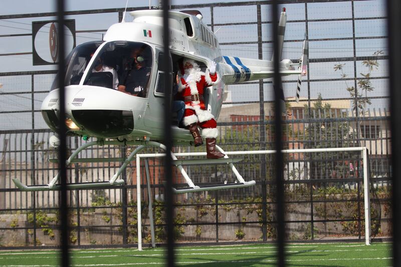 Los policías Santa Claus estarán llevando regalos a diferentes zonas de la ciudad, sobre todo en lugares donde son niños de escasos recursos.