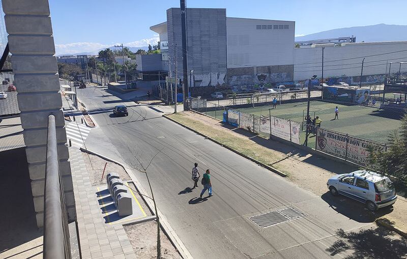 A pesar que en las laterales del Periférico se colocaron topes para permitir el paso de las personas que salen de las estaciones, no todos respetan los límites de velocidad