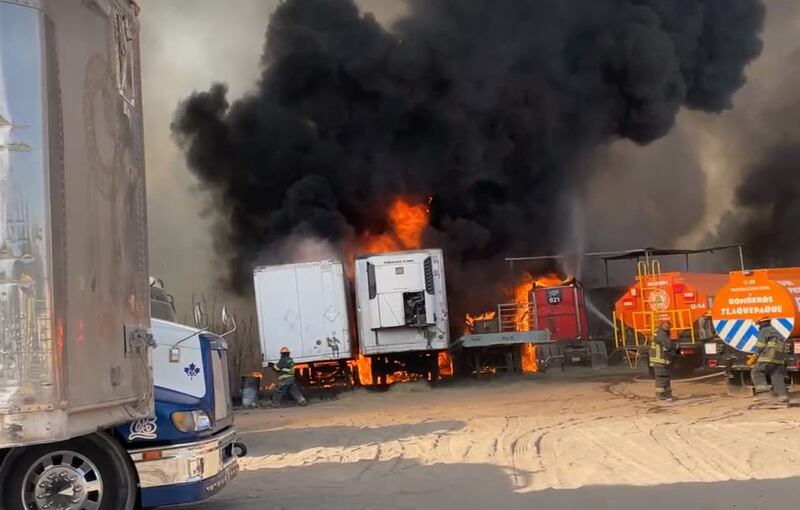 El fuego de El Álamo ocasionó una densa columna de humo visible desde varios puntos de la ciudad.