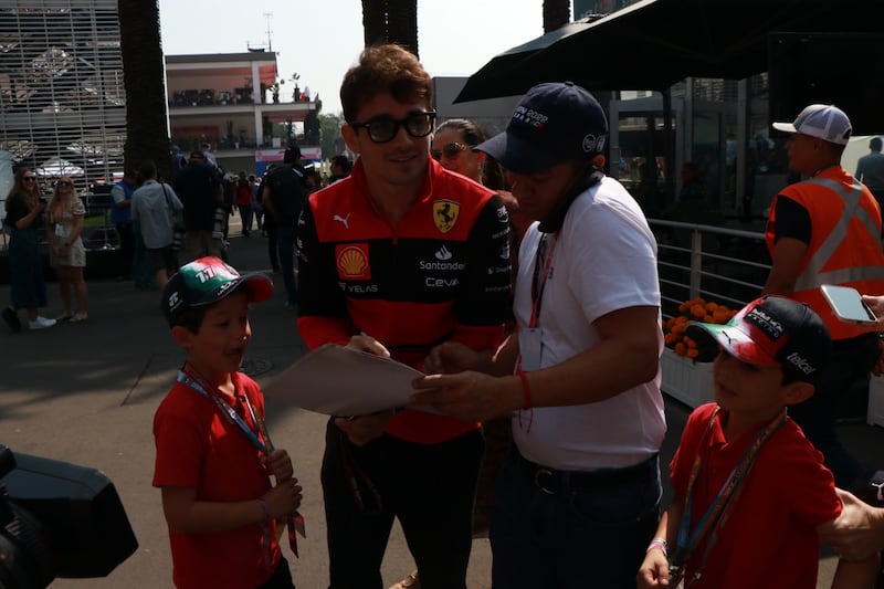 Día 1 GP de México: Charles Leclerc llega al Autódromo Hermanos Rodríguez.