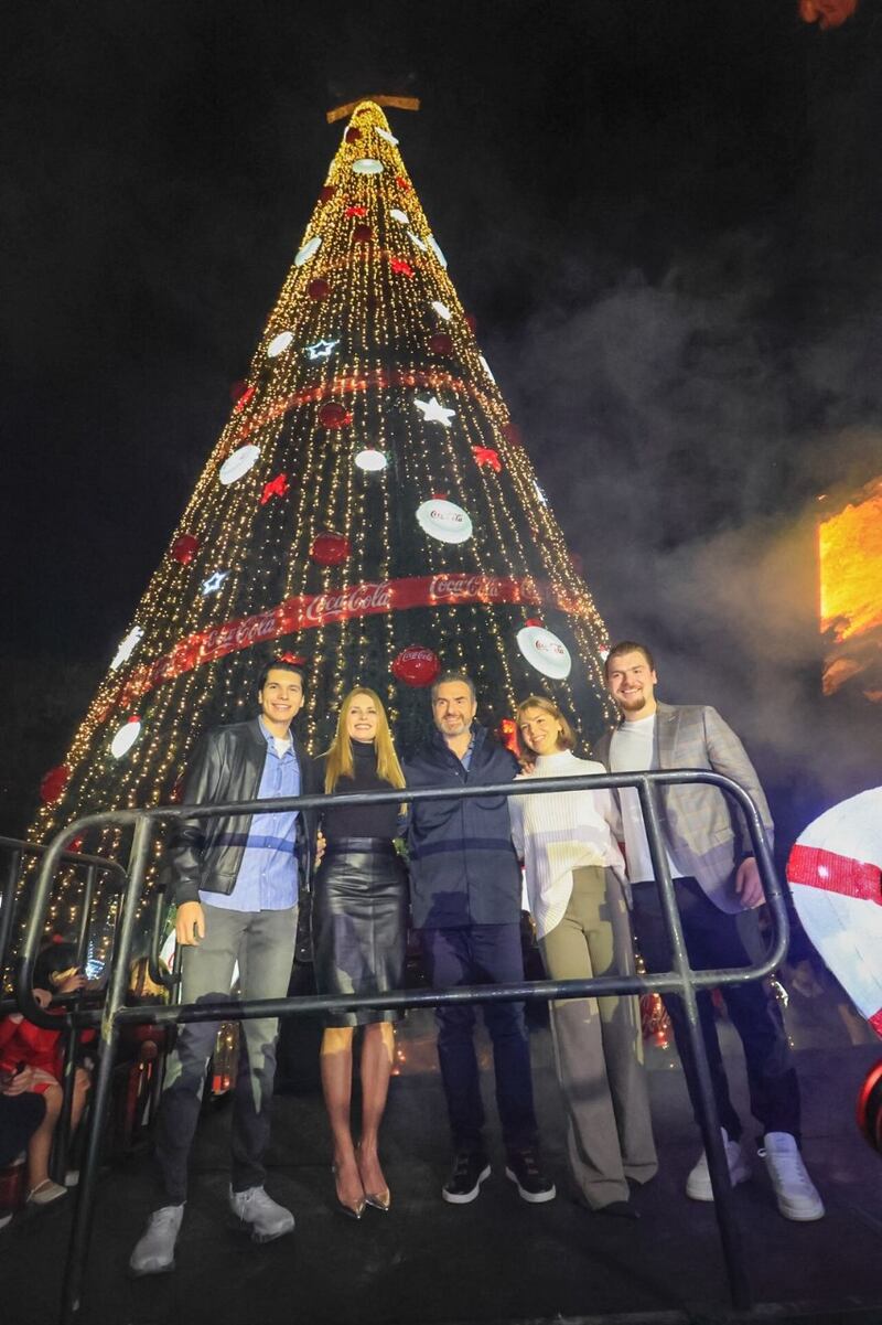 El alcalde encabezó la ceremonia de encendido del pino navideño en la Plaza Zaragoza.