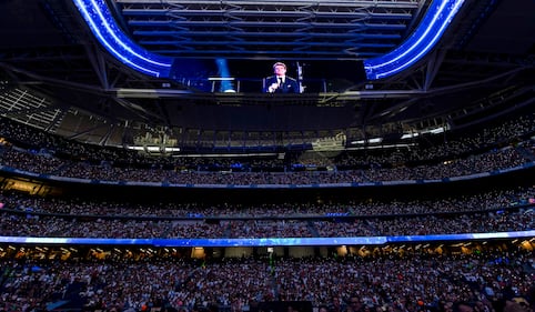 Luis Miguel brilla ante un abarrotado Santiago Bernabéu