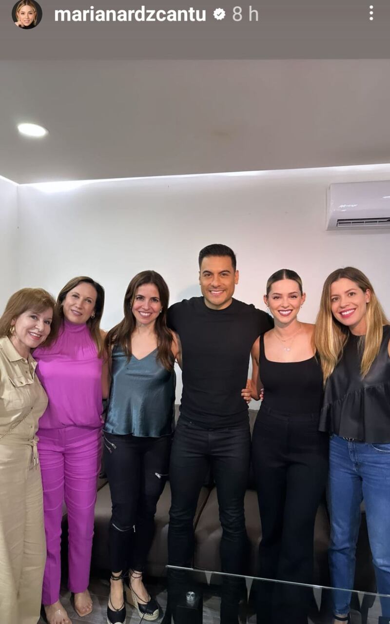 No podía faltar la foto del recuerdo de Mariana, amigas y Carlos Rivera.