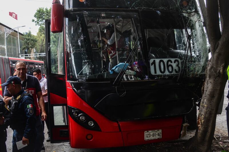 Choque de Metrobús en Insurgentes deja a 20 pasajeros heridos