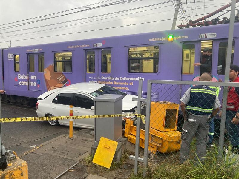 El accidente afectó la operación de la Línea 1 del Tren Ligero durante un par de horas.
