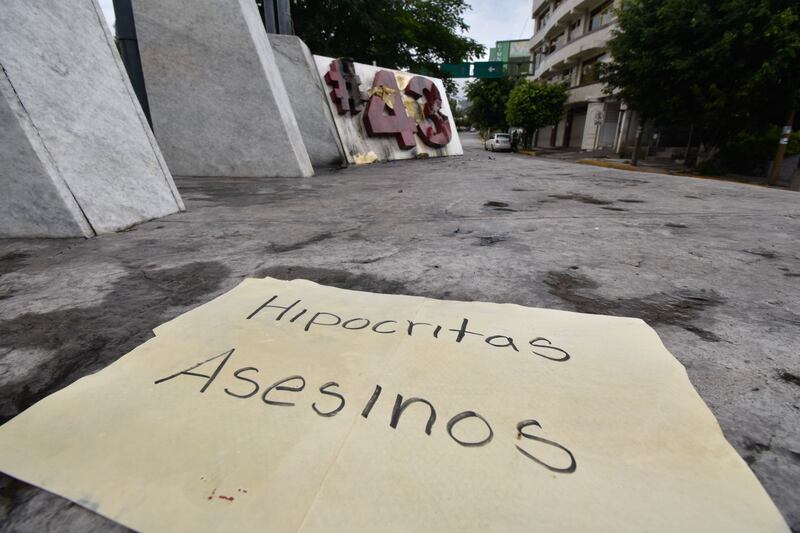 Vandalizan antimonumento dedicado a los 43 estudiantes desaparecidos de Ayotzinapa.