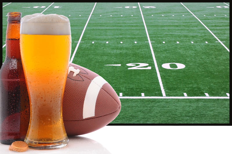 La cantidad de alcohol que se consume en el Super Bowl podría llenar a alrededor de 2 mil albercas olímpicas.