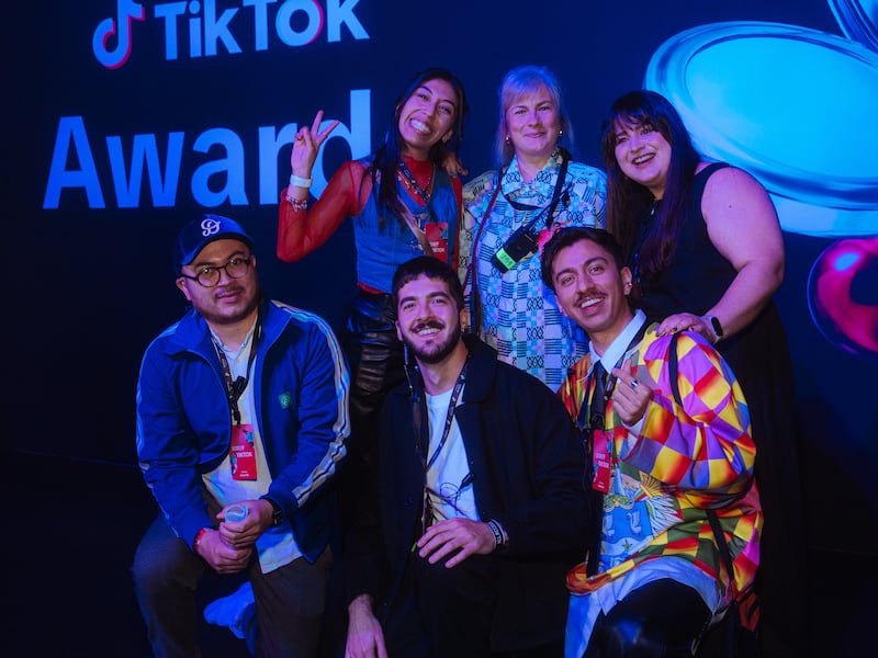 Anualmente, los TikTok Awards reconocen a creadores, marcas y campañas que han logrado conectar con la audiencia de manera innovadora y significativa. Estos galardones no solo reflejan las tendencias actuales, sino también los valores que están definiendo a las nuevas generaciones.
En una era donde las redes sociales trascienden el entretenimiento, esta plataforma de videos cortos se ha consolidado como un espacio fundamental para generar diálogos con propósito entre las nuevas generaciones.
Más allá de su inmediatez y capacidad viral, esta plataforma brinda un espacio para compartir mensajes que inspiran, cuestionan y dejan huella en la comunidad.
La edición 2025 del certamen fue presentada por Diego Boneta, Kenia Os y Paco de Miguel, quienes ofrecieron a la juventud latina una velada repleta de emociones, entretenimiento y contenido memorable.
El evento inaugural contó con la participación de destacados influencers, incluyendo a Chef en Proceso, Beth Cast, Los de Ñam y Karla Díaz, entre otras personalidades digitales.
La ceremonia se propuso reconocer la labor de los creadores de contenido en doce categorías distintas: Creador del Año, TikTok del Año, Artista del Año, Máster de la Edición, Aprende en TikTok, Canción del Año, TikTok me hizo reír, Máster del Entretenimiento, Revelación del Año, TikTok Inspira, Máster del Live y Trend del Año.
El programa incluyó subcategorías que distinguieron iniciativas en beneficio de la juventud, como lo ejemplificó la categoría "Aquí todxs caben", donde se galardonó a las campañas de NYX - Únete al Movimiento, Todos Somos Diferentes y Está Increíble, y Dos Equis - Confía en tu MIXX (México).
Esta distinción enfatiza la relevancia de las campañas publicitarias orientadas a generar transformaciones sociales mediante el alcance de sus contenidos.
"Recibir este premio es un recordatorio de que detrás de cada marca hay personas reales, con emociones, historias y un compromiso genuino por construir un mundo más diverso, equitativo e inclusivo", expresó Rafael Cárdenas, Brand Manager de Dos Equis.
A lo largo de varios años, "Confía en tu MIXX" ha sido la iniciativa mediante la cual la compañía cervecera ha fomentado la autenticidad y la autoconfianza, mientras promueve la representatividad y los espacios seguros en sus festivales y activaciones, donde toda expresión y personalidad es bienvenida. Como parte de este compromiso, durante 2024, la marca presentó latas conmemorativas diseñadas para empoderar e impulsar la diversidad.
Indudablemente, cada iniciativa de Dos Equis fortalece el ADN de HEINEKEN México que, mediante su estrategia "Brindar un Mundo Mejor", busca generar un impacto positivo en la sociedad al promover la diversidad, la inclusión y la equidad de género, tanto internamente como en su proyección externa.