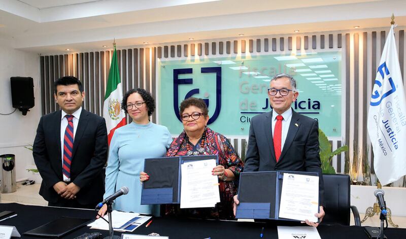 José Antonio de los Reyes Heredia, rector general de la UAM, con Ernestina Godoy, fiscal de la CDMX (Foto: Cambio UAM)