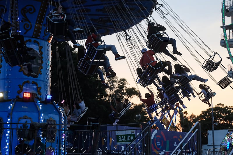 La Canica Azul es una de las principales atracciones de las Fiestas de Octubre, Este espacio se distingue por su capacidad para reunir a miles de personas en un ambiente festivo,