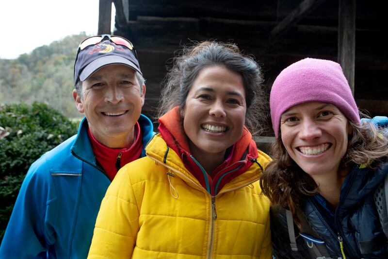 El astronauta John Harrington, la piloto de Alaska, Ariel Tweto y Jennifer Pharr Davis, atleta que ha roto récords internacionales de senderismo en rodaje en las Smoky Mountains, en Colorado.