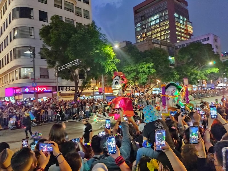 Las diferentes catrinas engalanan la noche para celebrar a los muertos en el Centro Histórico de la CDMX.