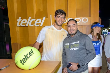 Durante su estancia en el torneo, Nuno Borges demostró no solo su destreza en la cancha, sino también su cercanía con la comunidad de fans que lo respalda. Desde firmar autógrafos hasta tomarse fotos con entusiasmados seguidores, el tenista portugués hizo que su presencia en el Abierto Mexicano de Los Cabos fuera inolvidable para muchos.