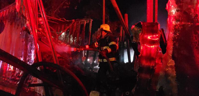 Gran parte de la carga de tráiler se perdió en el incendio.