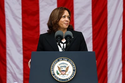 ARLINGTON, VIRGINIA - 11 DE NOVIEMBRE: La vicepresidenta de Estados Unidos, Kamala Harris, pronuncia un discurso en la ceremonia de celebración del Día Nacional de los Veteranos en el anfiteatro de la Ceremonia Nacional de Arlington el 11 de noviembre de 2022 en Arlington, Virginia.  En su discurso, Harris señaló que este es el primer Día del Veterano desde que el presidente de EE.UU., Joe Biden, aprobó la ley PACT, que amplió la atención sanitaria para los miembros del servicio que estuvieron expuestos a fosas de quemaduras en Irak y Afganistán o a otros productos químicos irritantes utilizados en conflictos anteriores.  (Foto de Anna Moneymaker/Getty Images)