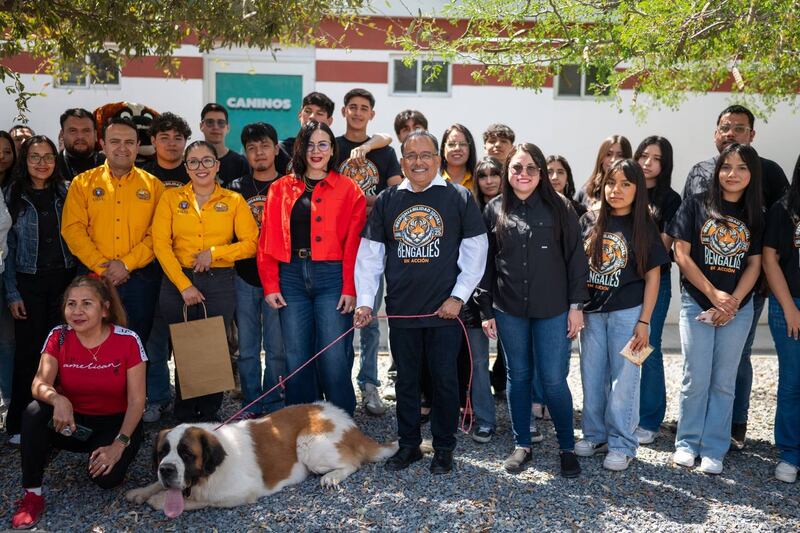 Los estudiantes de la preparatoria número 25 hicieron una importante donación de croquetas y artículos de limpieza.