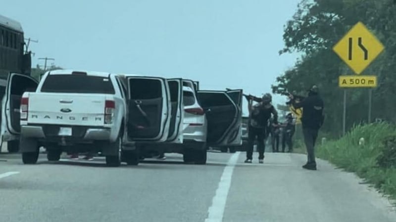 Un video que circula en redes muestra cómo los hombres armados bajan a los trabajadores en la carretera Tuxtla-Ocozocoautla.