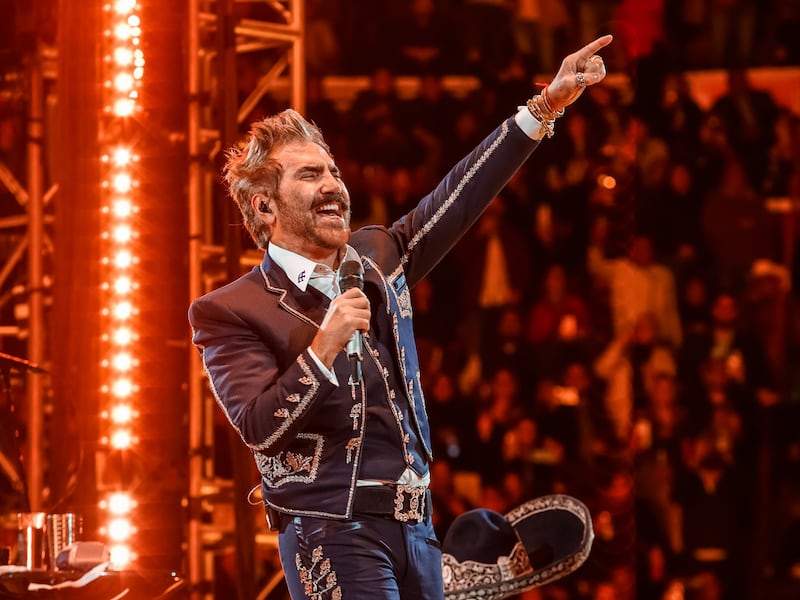 Es oficial, la gira ‘De Rey a Rey’ comenzó con la primera presentación de Alejandro Fernández en la Plaza de Toros México, recinto que fue testigo del homenaje que brindó a su dinastía, como parte del legado musical de su padre Vicente Fernández, quien es considerado uno de los pilares fundamentales de la música mexicana, por lo cual el concierto estuvo repleto de referencias a través de más de 30 canciones.