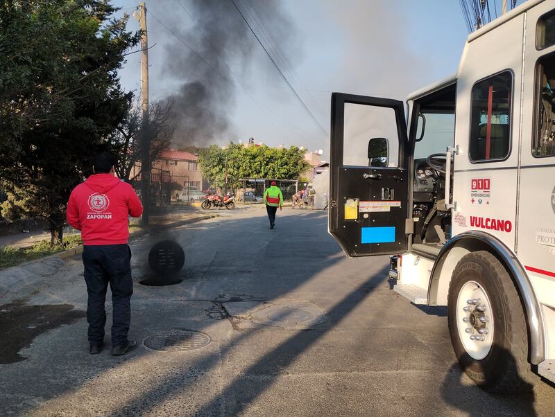 El incendio se originó en un canal de aguas negras cercano donde los indigentes le prendieron fuego a la basura.