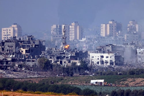 Israel denuncia que permanecen en Gaza 135 rehenes en manos de Hamás