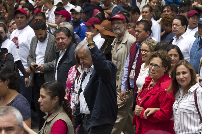 CIUDAD DE MÉXICO, 26JUNIO2016.- El líder nacional de Morena, Andrés Manuel López Obrador, encabezó una marcha silenciosa del Ángel de la Independencia a la Glorieta de Colón, para repudiar los hechos violentos de Nochixtlán, Oaxaca, en donde murieron nueve personas, durante un desalojo por parte de policías federales, además de reiterar el apoyo de su movimiento en favor de la causa magisterial que busca abrogar la Reforma Educativa. En la imagen Jesusa Rodríguez. 
FOTO: MOISÉS PABLO /CUARTOSCURO.COM