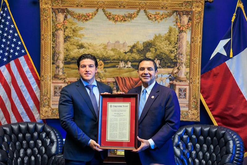 El mandatario estatal recibió un reconocimiento por parte del congresista Henry Cuellar en la Casa de los Representantes, por el fortalecimiento de las relaciones de Nuevo León y Laredo.