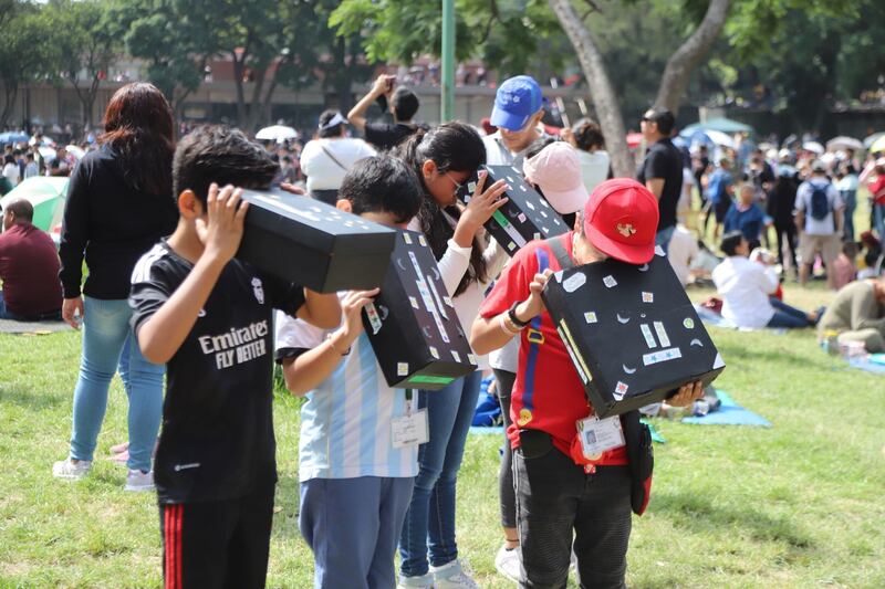 Menores de edad también disfrutaron de las actividades para observar el eclipse anular de sol.