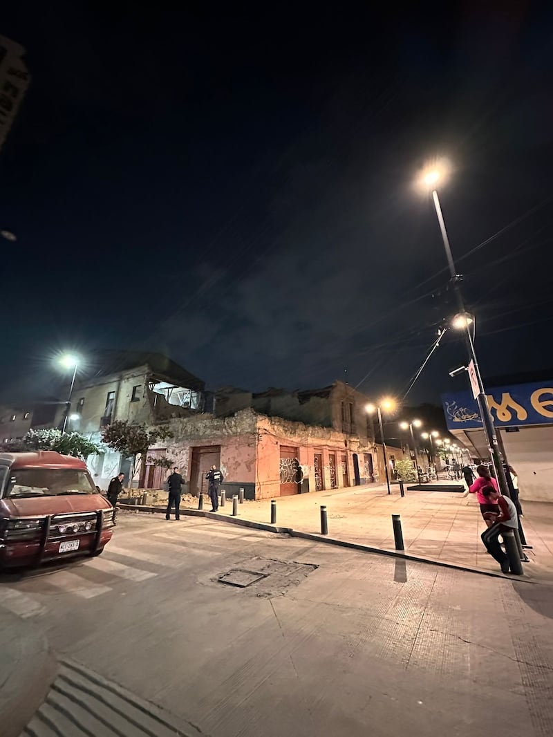 Edificio se derrumba en la colonia Guerrero por daños tras sismo