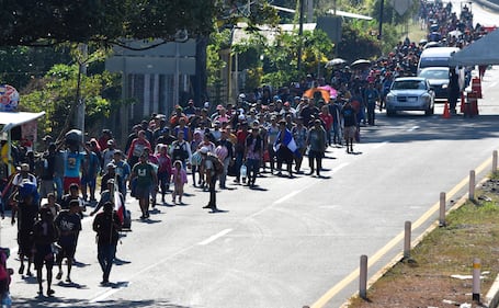 Migrantes se desplazan en caravana rumbo a Estados Unidos.