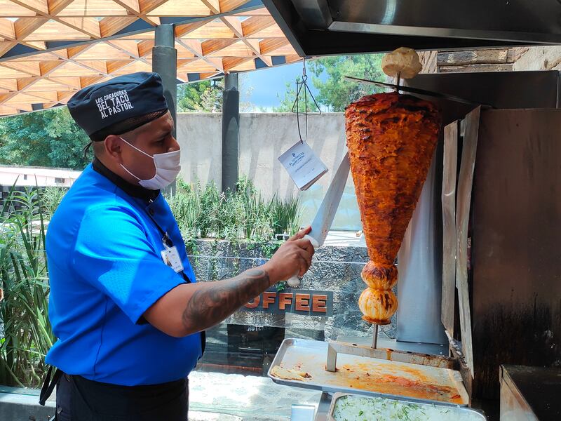 El maridaje de tacos al pastor con vinos es una experiencia emocionante y deliciosa. Aunque puede ser un terreno desconocido para algunos, esta combinación ofrece una oportunidad única para descubrir nuevos sabores y apreciar la versatilidad de los vinos en la gastronomía.