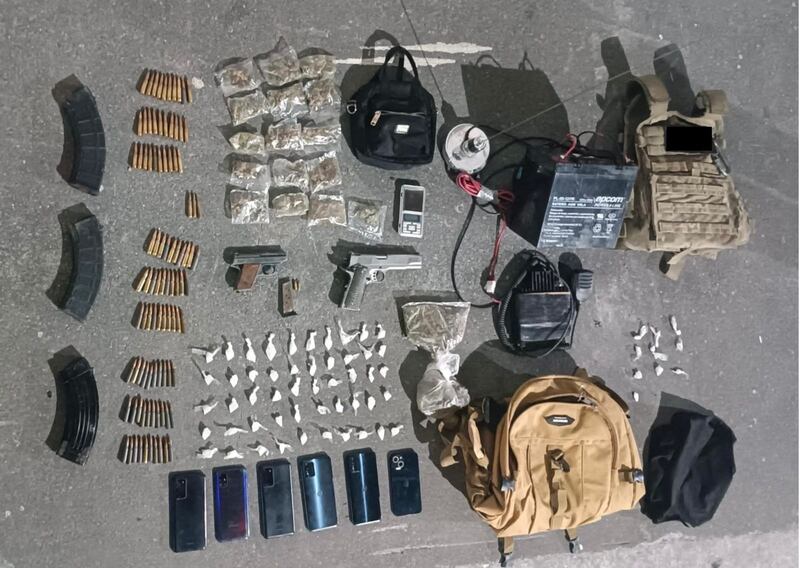 A los detenidos se les aseguraron e incautaron dos vehículos, un arma larga, dos armas cortas, tres cargadores para armas largas; 51 dosis de una sustancia con características de la droga conocida como “cristal”.