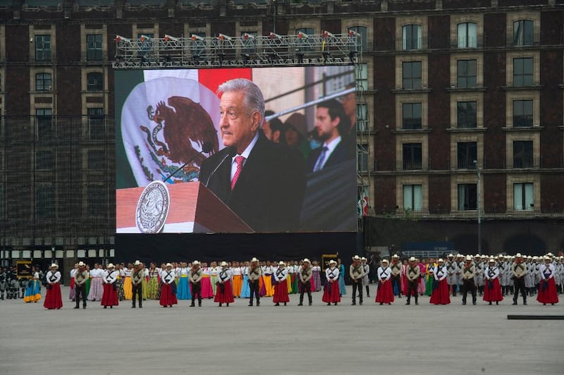 Desfile cívico militar por el 112 Aniversario de la Revolución Mexicana en Plaza de la Constitución.