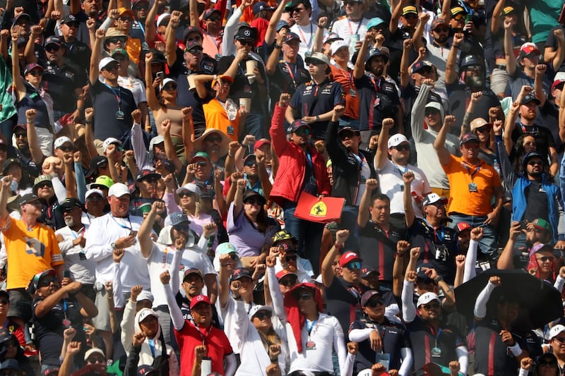 Afición mexicana levantando el puño en honor a damnificados por huracán Otis.