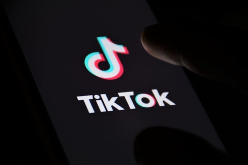 Muere niño por reto de TikTok en Reino Unido.