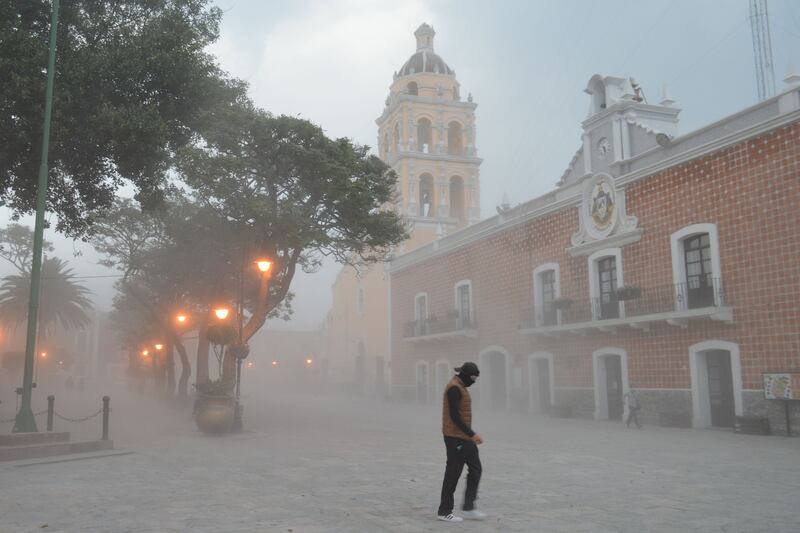 La caída de ceniza duró varias semanas, causando afectaciones respiratorias a los habitantes.