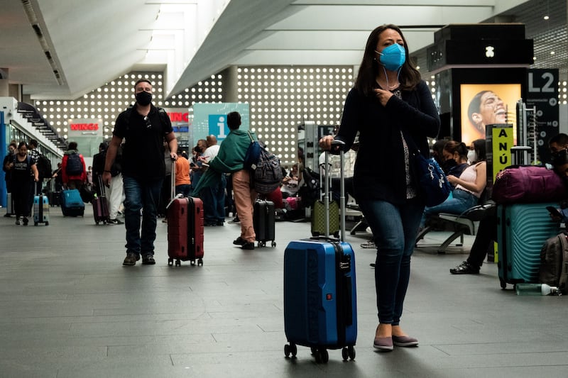 CIUDAD DE MÉXICO, 28JULIO2022.- La Terminal 2 del Aeropuerto Internacional de la Ciudad de México (AICM) podría ser inhabilitada debido a que presenta un severo daño estructural, así fue como lo expuso el presidente Andrés Manuel López Obrador. El mandatario destacó que la medida sería para evitar futuras tragedias y que incluso podría abrirse una investigación. Según lo anunciado, la edificación se encuentra en un proceso de hundimiento debido a que no se hicieron adecuadamente los trabajos de cimentación, por lo que tendría que ser reconstruida, anunció el jefe del ejecutivo. 
FOTO: GALO CAÑAS/CUARTOSCURO.COM