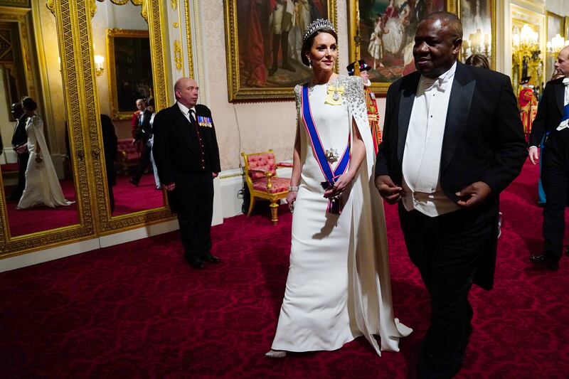 El palacio de Buckingham se ha engalanado esta noche de martes para la primera cena de Estado de Carlos III.