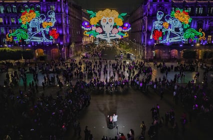 Ofrenda monumental de Día de Muertos embellece el zócalo de la CDMX