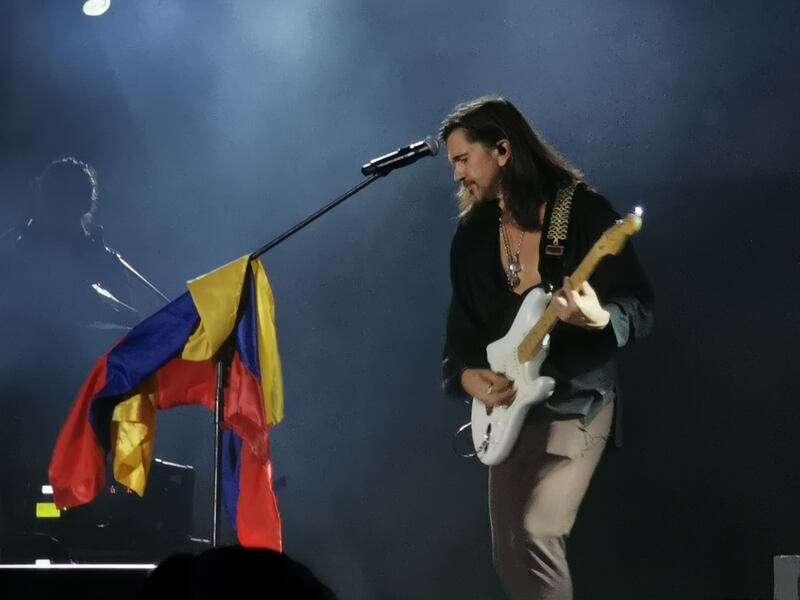 El cantante dio un pequeño adelanto de su nueva canción en la Fiestas de Octubre en Guadalajara.