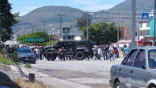 Manifestantes roban blindado y retienen a policías durante una jornada violenta en Chilpancingo.