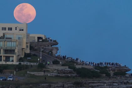 Superluna de octubre deslumbra al mundo