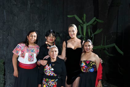 El Museo Anahuacalli de la Ciudad de México, con su arquitectura imponente y conexión con el arte, fue el escenario perfecto para la presentación de la colección Carolina Herrera Resort 2025, a cargo de su director creativo, Wes Gordon.

El desfile, considerado uno de los eventos de moda más relevantes del año en México, atrajo a celebridades, figuras del entretenimiento y la moda, quienes disfrutaron de una velada que fusionó el diseño contemporáneo con la esencia de la cultura mexicana.

La colección, llena de colores vibrantes, estampados florales y siluetas sofisticadas, celebró la femineidad moderna con un guiño a la tradición. El entorno único del Anahuacalli, concebido por Diego Rivera como un homenaje a las culturas prehispánicas, amplificó la narrativa artística de la marca, convirtiendo cada look en una obra de arte en movimiento.

Este evento reafirma la posición de México como epicentro de creatividad y un destino clave en el panorama de la moda global.