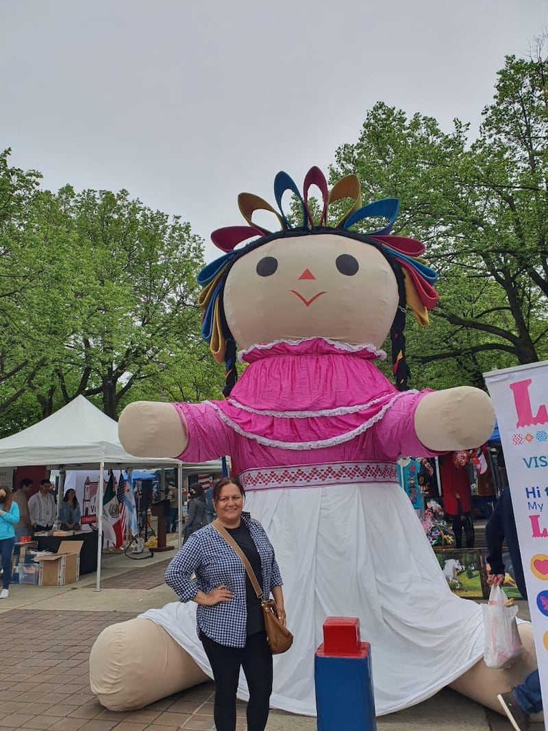 Las personas hicieron fila para tomarse foto con la tradicional muñeca. (Cortesía)