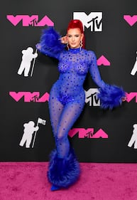 Grandes personalidades desfilan por la Alfombra Rosa de los MTV VMAs.