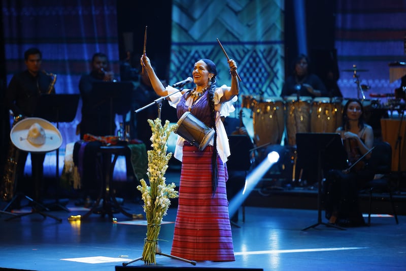 La antropóloga, cantante y compositora ganadora de 6 Premios Latin Grammy y 1 Premio Grammy presenta una propuesta en directo desde el Palacio de Bellas Artes.