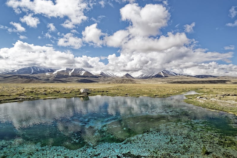 El turismo en Tayikistán ofrece a los viajeros una amplia variedad de paisajes naturales inspiradores, con picos de montaña, praderas alpinas y lagos color turquesa.