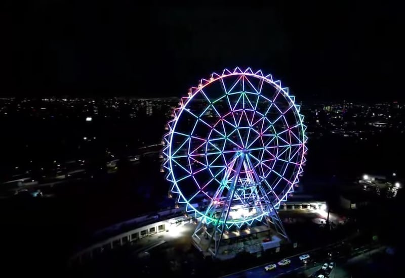 Así luce la rueda de la fortuna del Parque Aztlán