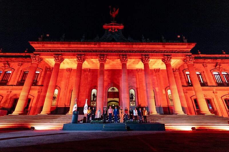 El Palacio de Gobierno se iluminó en color naranja que representa un futuro optimista y libre de violencia contra las mujeres y niñas.